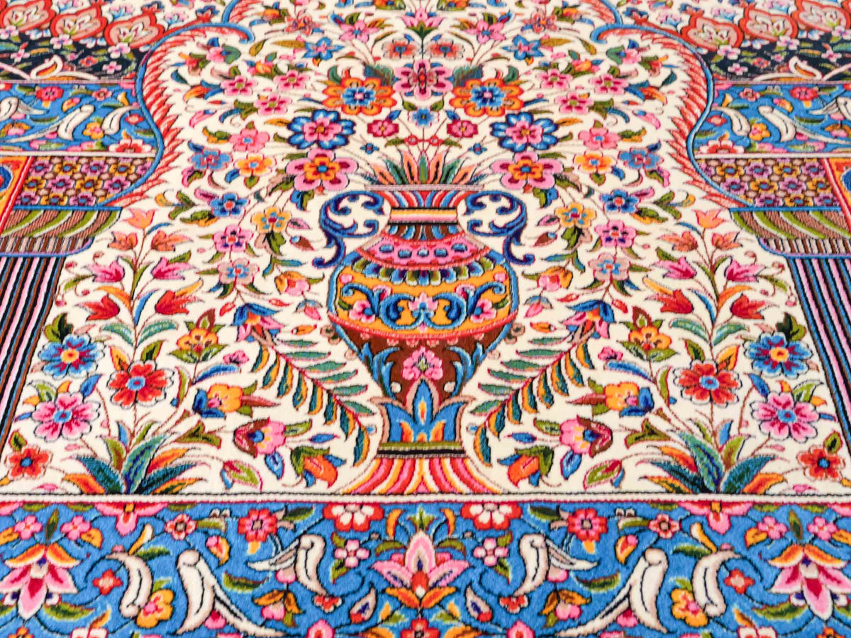 Ghom Maschinenteppich "Homay" 350 x 250 cm, mit Medaillon, aus pflanzlicher Seide (Viskose), Beige-Creme. Teppichnummer: V45BG875H. Persian Luxury Collection by Khademi. Made in Iran / Persia – Vertrieb durch JUPITER Intl.