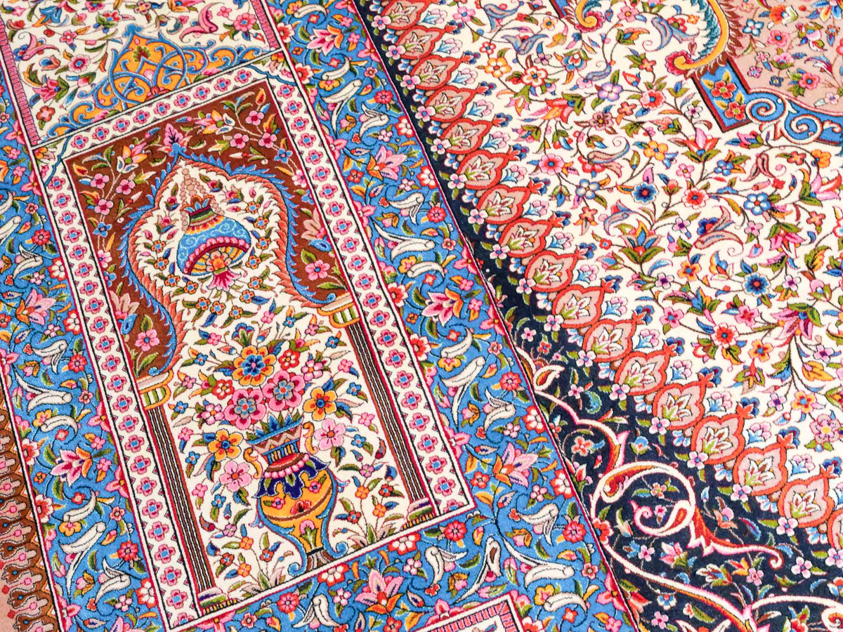 Ghom Maschinenteppich "Homay" 350 x 250 cm, mit Medaillon, aus pflanzlicher Seide (Viskose), Beige-Creme. Teppichnummer: V45BG875H. Persian Luxury Collection by Khademi. Made in Iran / Persia – Vertrieb durch JUPITER Intl.