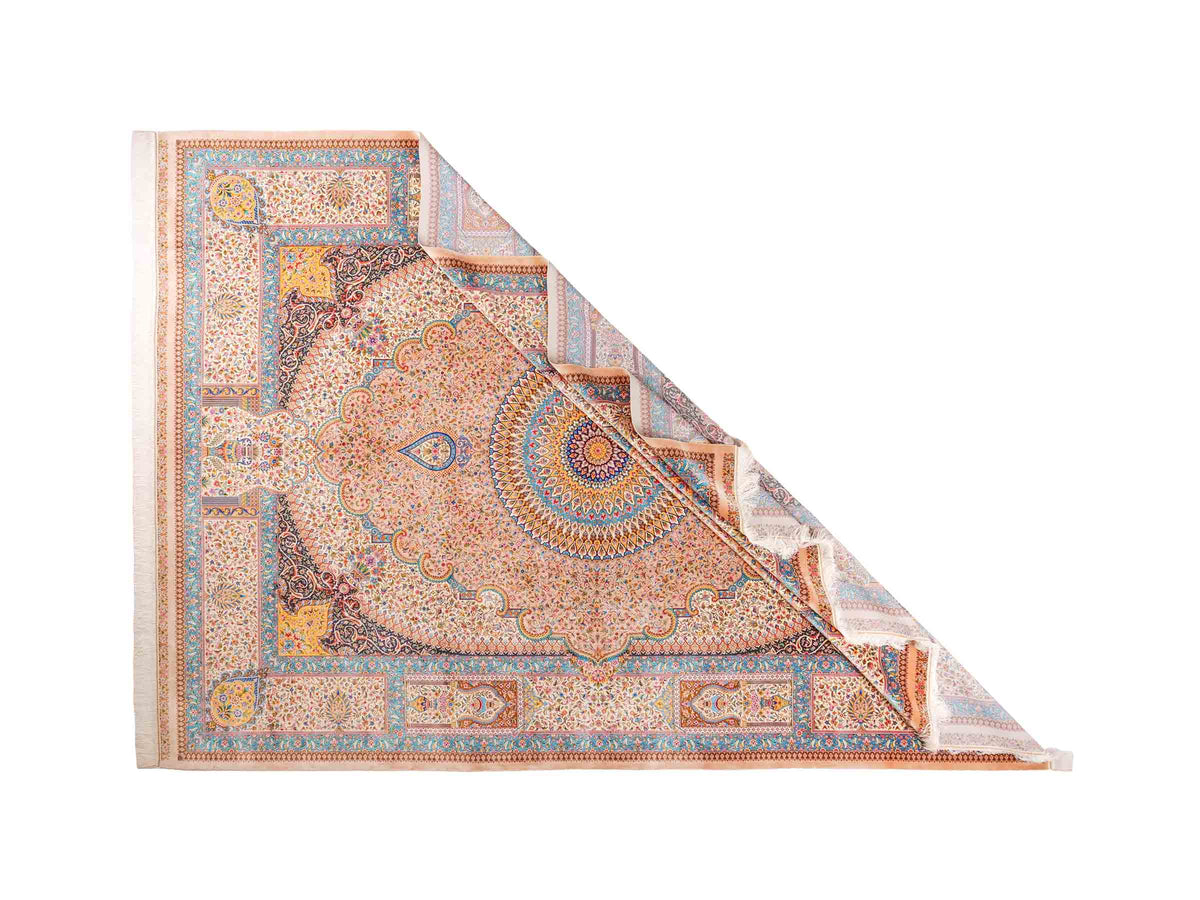 Ghom Maschinenteppich "Homay" 350 x 250 cm, mit Medaillon, aus pflanzlicher Seide (Viskose), Beige-Creme. Teppichnummer: V45BG875H. Persian Luxury Collection by Khademi. Made in Iran / Persia – Vertrieb durch JUPITER Intl.