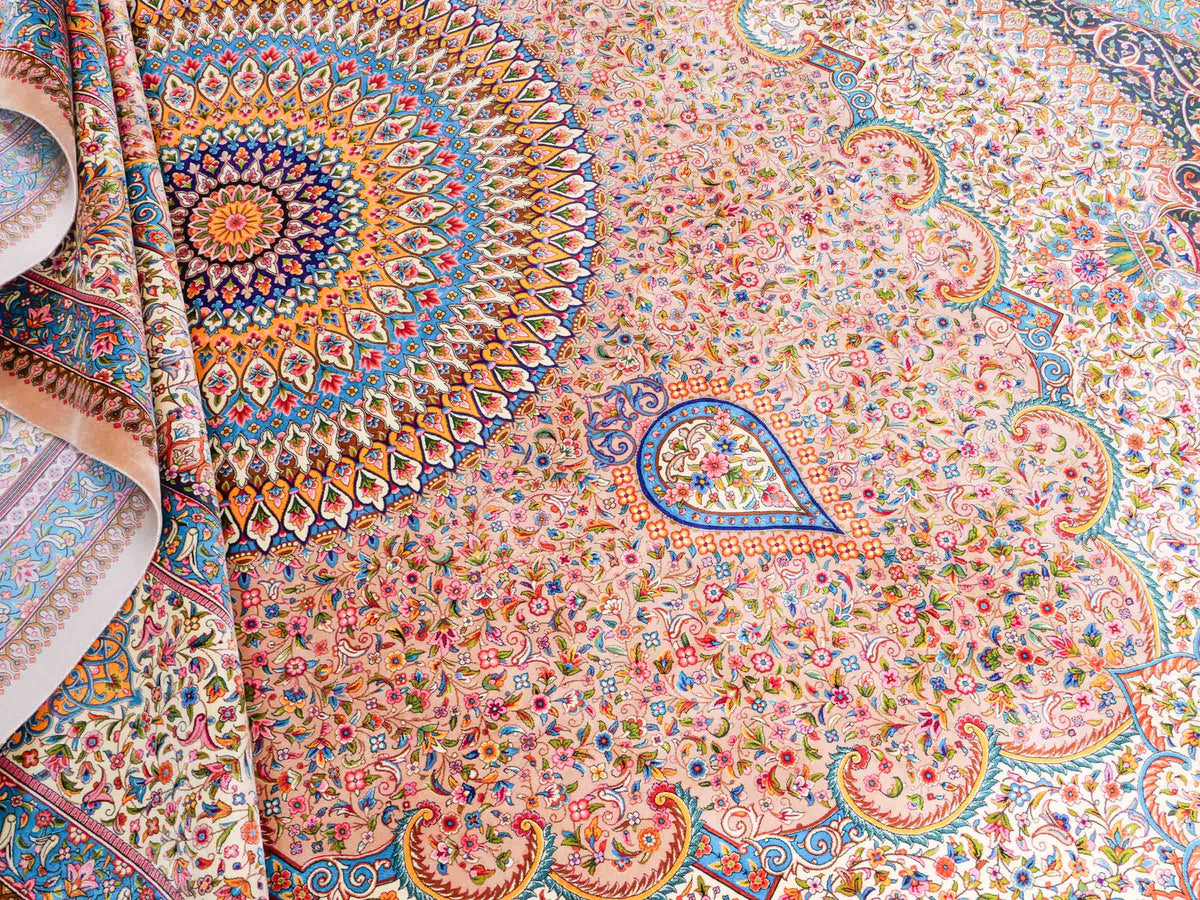 Ghom Maschinenteppich "Homay" 350 x 250 cm, mit Medaillon, aus pflanzlicher Seide (Viskose), Beige-Creme. Teppichnummer: V45BG875H. Persian Luxury Collection by Khademi. Made in Iran / Persia – Vertrieb durch JUPITER Intl.