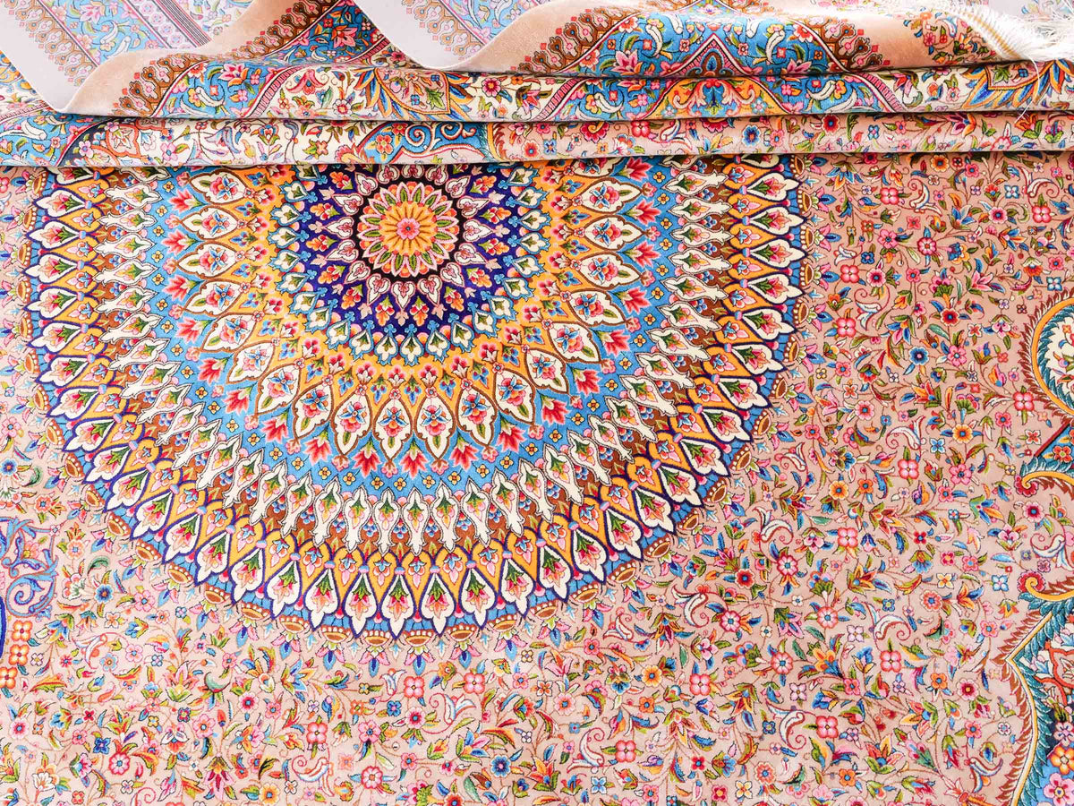 Ghom Maschinenteppich "Homay" 350 x 250 cm, mit Medaillon, aus pflanzlicher Seide (Viskose), Beige-Creme. Teppichnummer: V45BG875H. Persian Luxury Collection by Khademi. Made in Iran / Persia – Vertrieb durch JUPITER Intl.