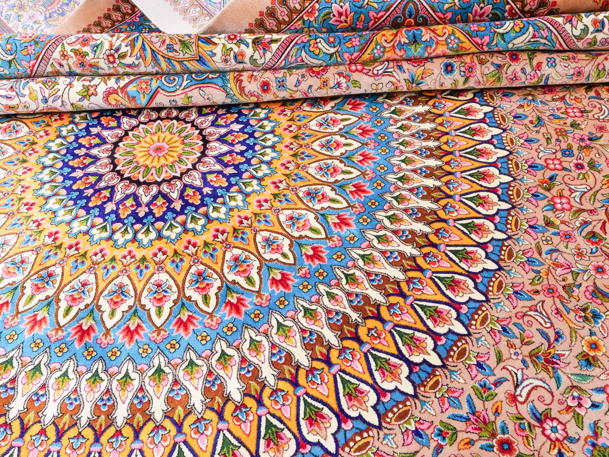 Ghom Maschinenteppich "Homay" 350 x 250 cm, mit Medaillon, aus pflanzlicher Seide (Viskose), Beige-Creme. Teppichnummer: V45BG875H. Persian Luxury Collection by Khademi. Made in Iran / Persia – Vertrieb durch JUPITER Intl.