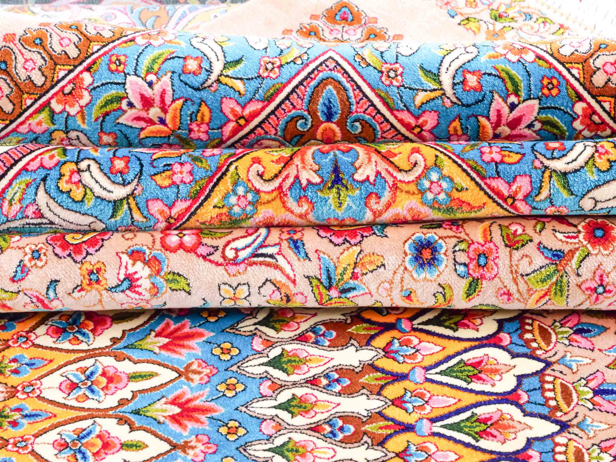 Ghom Maschinenteppich "Homay" 350 x 250 cm, mit Medaillon, aus pflanzlicher Seide (Viskose), Beige-Creme. Teppichnummer: V45BG875H. Persian Luxury Collection by Khademi. Made in Iran / Persia – Vertrieb durch JUPITER Intl.