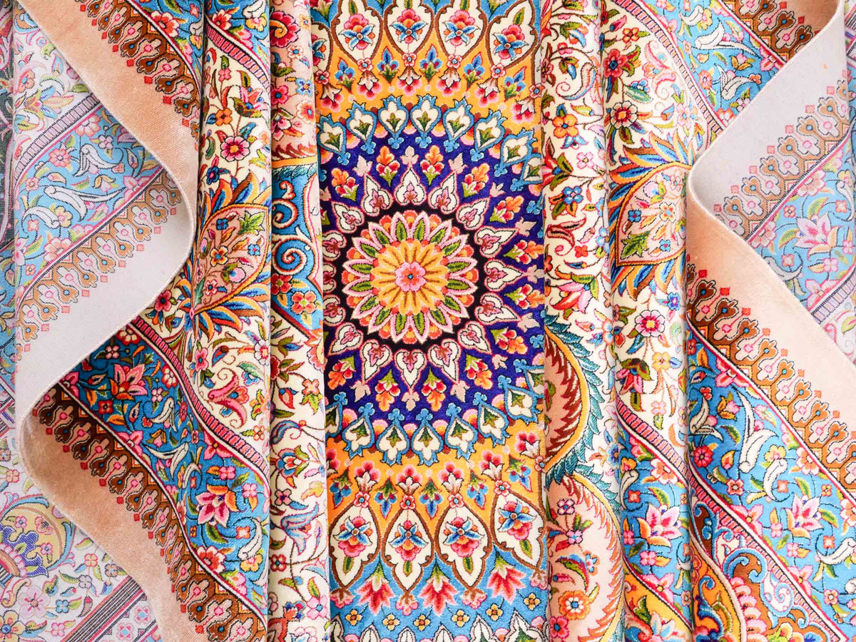 Ghom Maschinenteppich "Homay" 350 x 250 cm, mit Medaillon, aus pflanzlicher Seide (Viskose), Beige-Creme. Teppichnummer: V45BG875H. Persian Luxury Collection by Khademi. Made in Iran / Persia – Vertrieb durch JUPITER Intl.