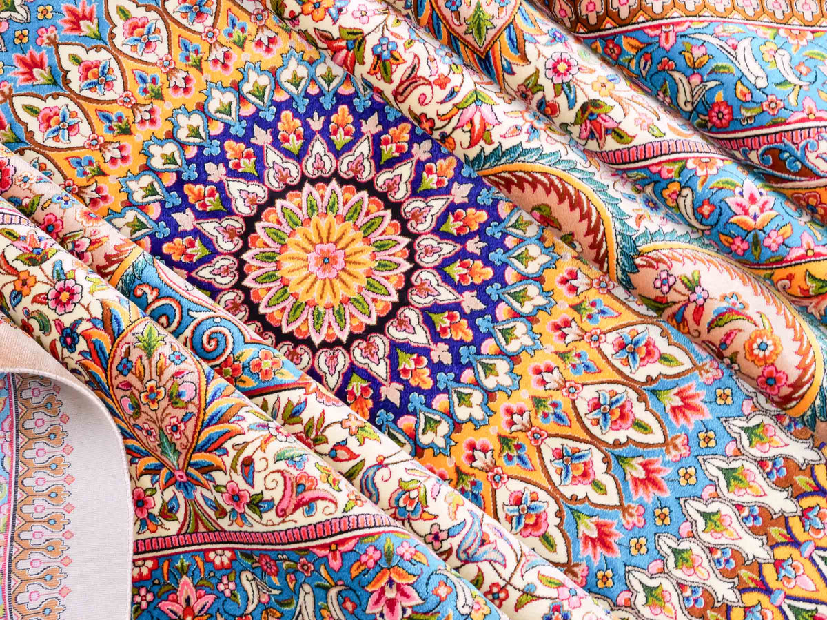 Ghom Maschinenteppich "Homay" 350 x 250 cm, mit Medaillon, aus pflanzlicher Seide (Viskose), Beige-Creme. Teppichnummer: V45BG875H. Persian Luxury Collection by Khademi. Made in Iran / Persia – Vertrieb durch JUPITER Intl.