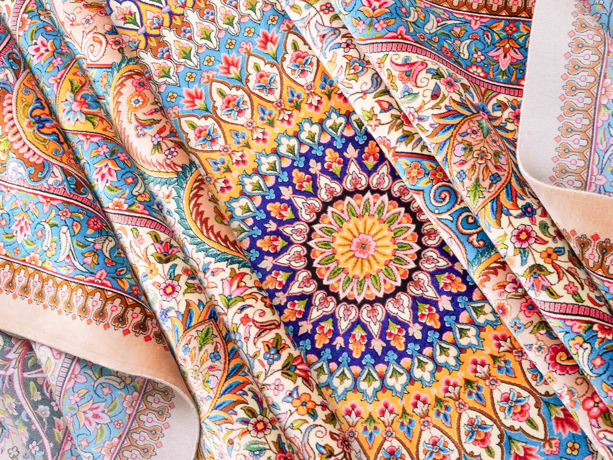 Ghom Maschinenteppich "Homay" 350 x 250 cm, mit Medaillon, aus pflanzlicher Seide (Viskose), Beige-Creme. Teppichnummer: V45BG875H. Persian Luxury Collection by Khademi. Made in Iran / Persia – Vertrieb durch JUPITER Intl.