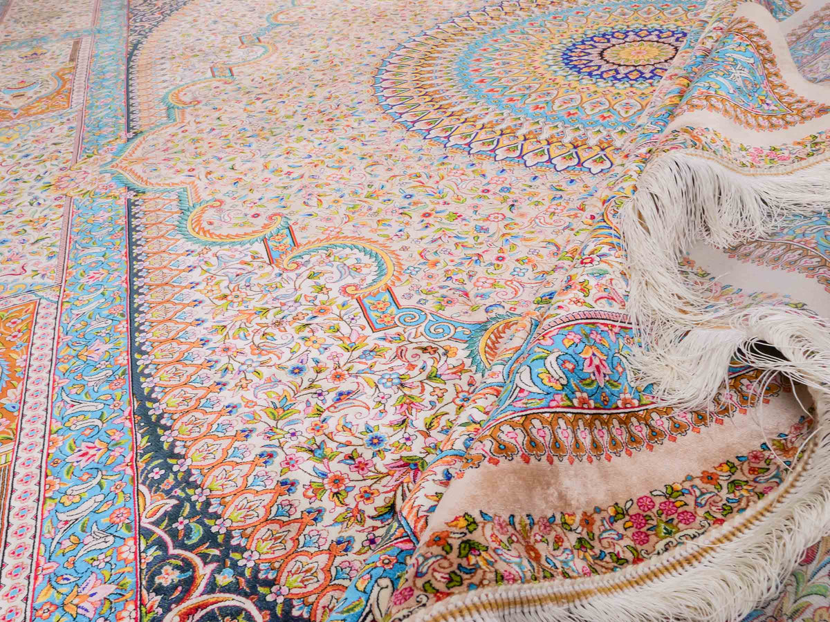 Ghom Maschinenteppich "Homay" 350 x 250 cm, mit Medaillon, aus pflanzlicher Seide (Viskose), Beige-Creme. Teppichnummer: V45BG875H. Persian Luxury Collection by Khademi. Made in Iran / Persia – Vertrieb durch JUPITER Intl.