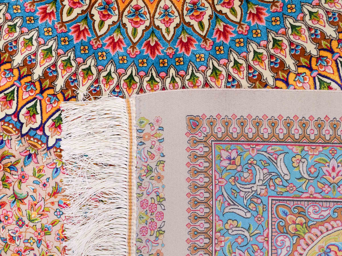 Ghom Maschinenteppich "Homay" 350 x 250 cm, mit Medaillon, aus pflanzlicher Seide (Viskose), Beige-Creme. Teppichnummer: V45BG875H. Persian Luxury Collection by Khademi. Made in Iran / Persia – Vertrieb durch JUPITER Intl.