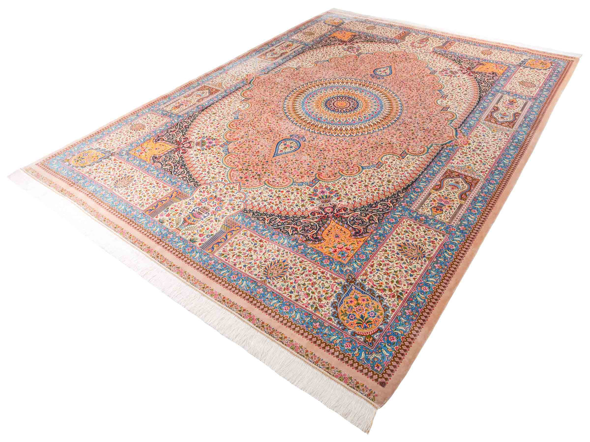 Ghom Maschinenteppich "Homay" 350 x 250 cm, mit Medaillon, aus pflanzlicher Seide (Viskose), Beige-Creme. Teppichnummer: V45BG875H. Persian Luxury Collection by Khademi. Made in Iran / Persia – Vertrieb durch JUPITER Intl.