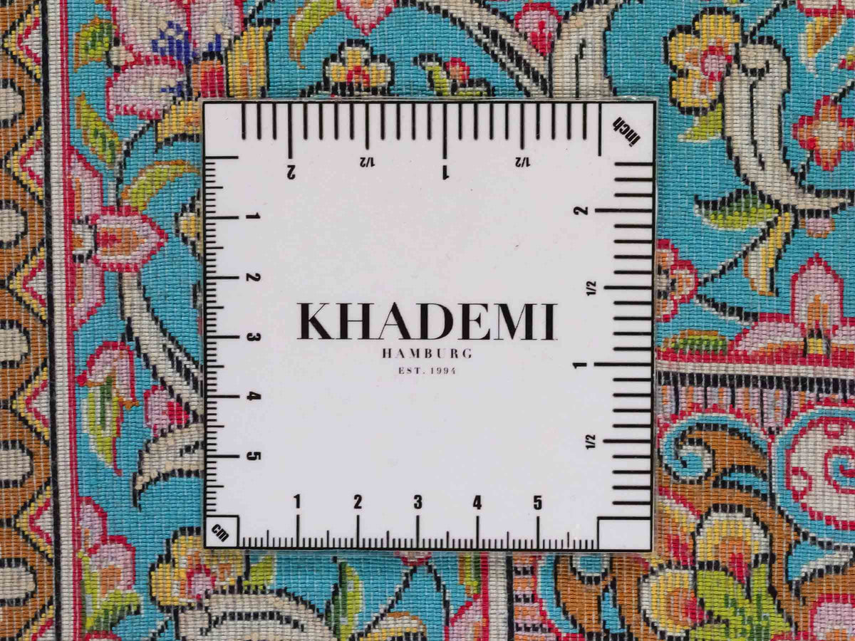 Ghom Maschinenteppich "Homay" 350 x 250 cm, mit Medaillon, aus pflanzlicher Seide (Viskose), Beige-Creme. Teppichnummer: V45BG875H. Persian Luxury Collection by Khademi. Made in Iran / Persia – Vertrieb durch JUPITER Intl.