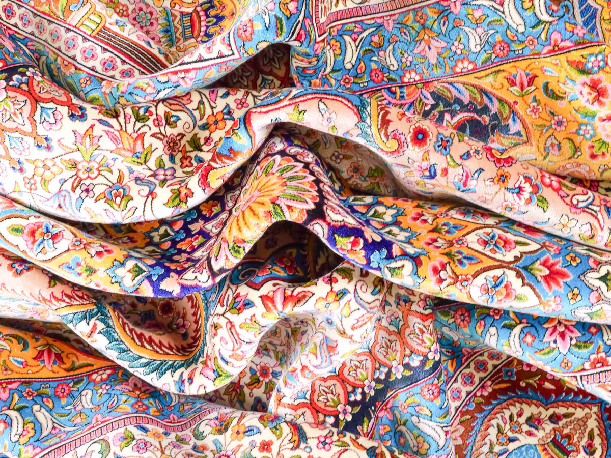 Ghom Maschinenteppich "Homay" 350 x 250 cm, mit Medaillon, aus pflanzlicher Seide (Viskose), Beige-Creme. Teppichnummer: V45BG875H. Persian Luxury Collection by Khademi. Made in Iran / Persia – Vertrieb durch JUPITER Intl.