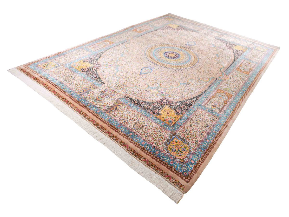 Ghom Maschinenteppich "Homay" 350 x 250 cm, mit Medaillon, aus pflanzlicher Seide (Viskose), Beige-Creme. Teppichnummer: V45BG875H. Persian Luxury Collection by Khademi. Made in Iran / Persia – Vertrieb durch JUPITER Intl.