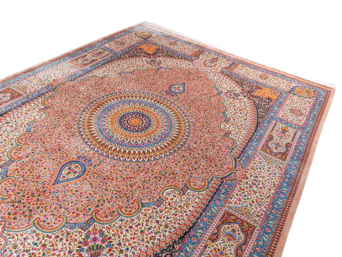 Ghom Maschinenteppich "Homay" 350 x 250 cm, mit Medaillon, aus pflanzlicher Seide (Viskose), Beige-Creme. Teppichnummer: V45BG875H. Persian Luxury Collection by Khademi. Made in Iran / Persia – Vertrieb durch JUPITER Intl.