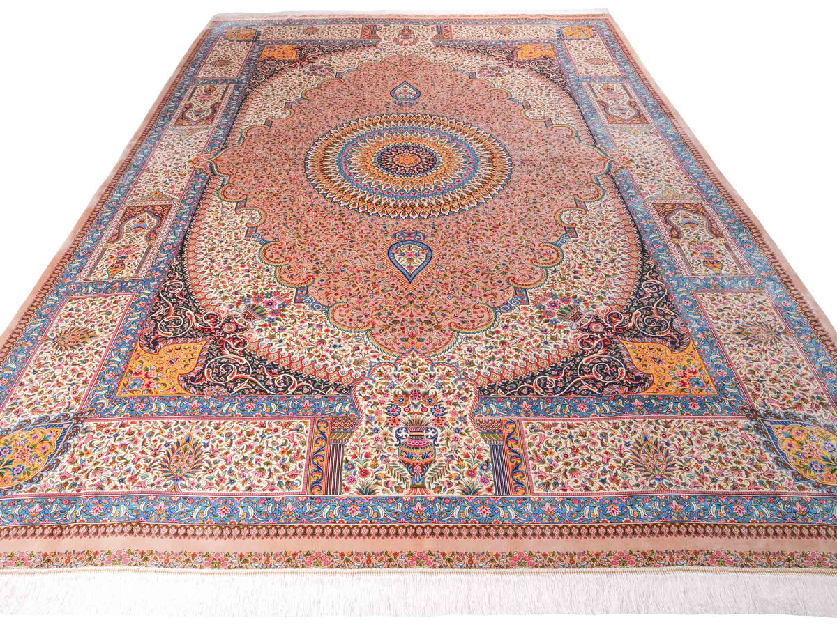 Ghom Maschinenteppich "Homay" 350 x 250 cm, mit Medaillon, aus pflanzlicher Seide (Viskose), Beige-Creme. Teppichnummer: V45BG875H. Persian Luxury Collection by Khademi. Made in Iran / Persia – Vertrieb durch JUPITER Intl.