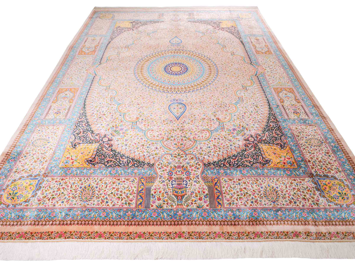 Ghom Maschinenteppich "Homay" 350 x 250 cm, mit Medaillon, aus pflanzlicher Seide (Viskose), Beige-Creme. Teppichnummer: V45BG875H. Persian Luxury Collection by Khademi. Made in Iran / Persia – Vertrieb durch JUPITER Intl.