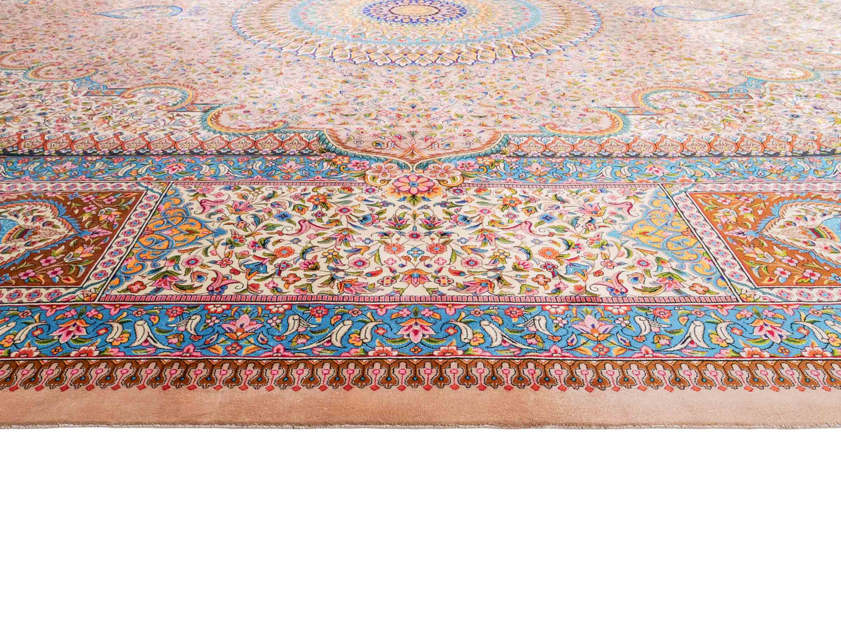 Ghom Maschinenteppich "Homay" 350 x 250 cm, mit Medaillon, aus pflanzlicher Seide (Viskose), Beige-Creme. Teppichnummer: V45BG875H. Persian Luxury Collection by Khademi. Made in Iran / Persia – Vertrieb durch JUPITER Intl.