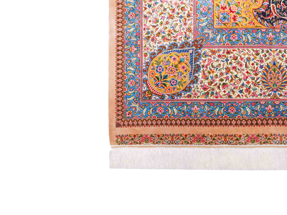 Ghom Maschinenteppich "Homay" 350 x 250 cm, mit Medaillon, aus pflanzlicher Seide (Viskose), Beige-Creme. Teppichnummer: V45BG875H. Persian Luxury Collection by Khademi. Made in Iran / Persia – Vertrieb durch JUPITER Intl.