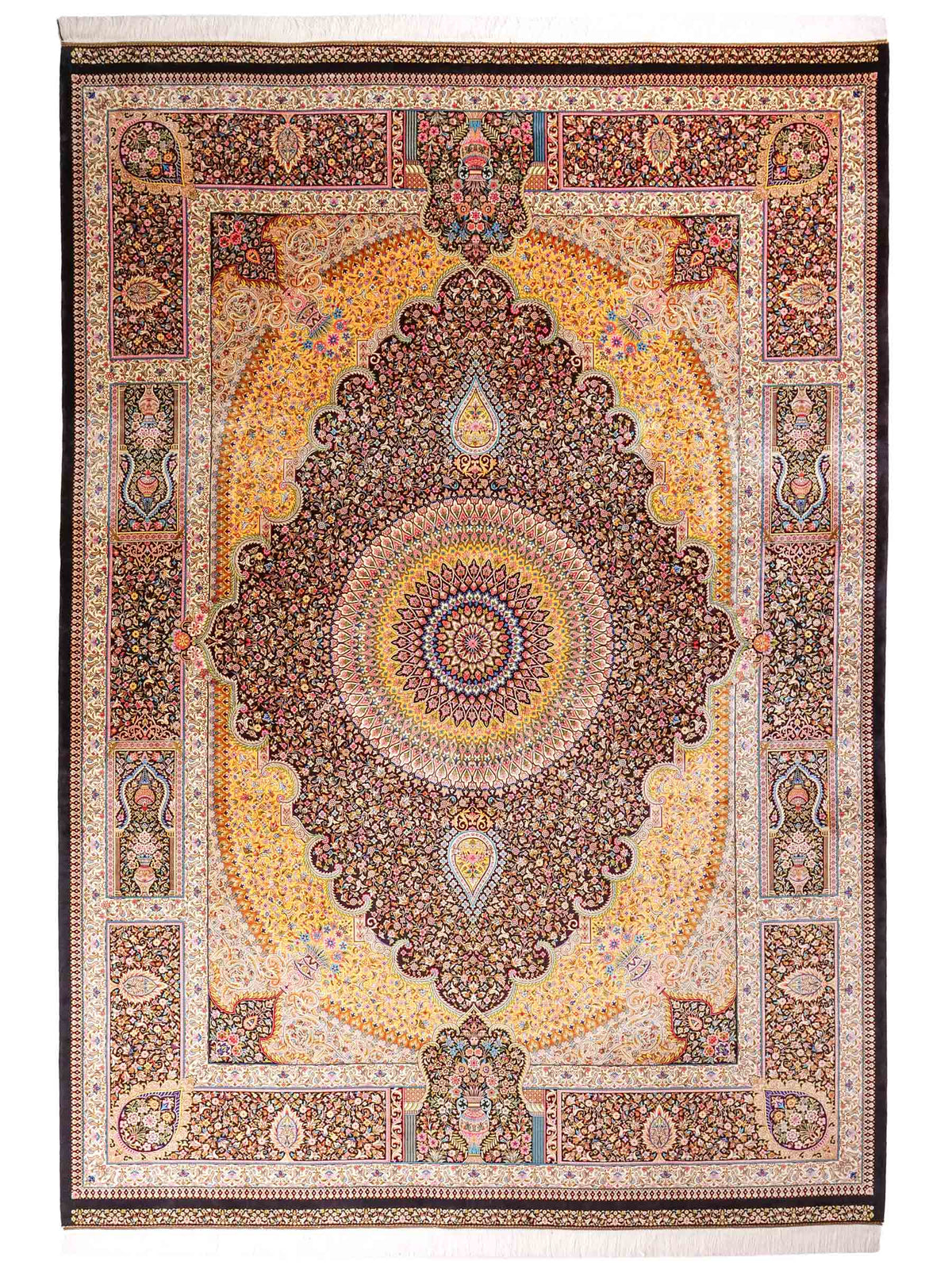 Ghom Maschinenteppich "Homay" 350 x 250 cm, mit Medaillon, aus pflanzlicher Seide (Viskose), Schwarz-Gold. Teppichnummer: V45BK875H. Persian Luxury Collection by Khademi. Made in Iran / Persia – Vertrieb durch JUPITER Intl.