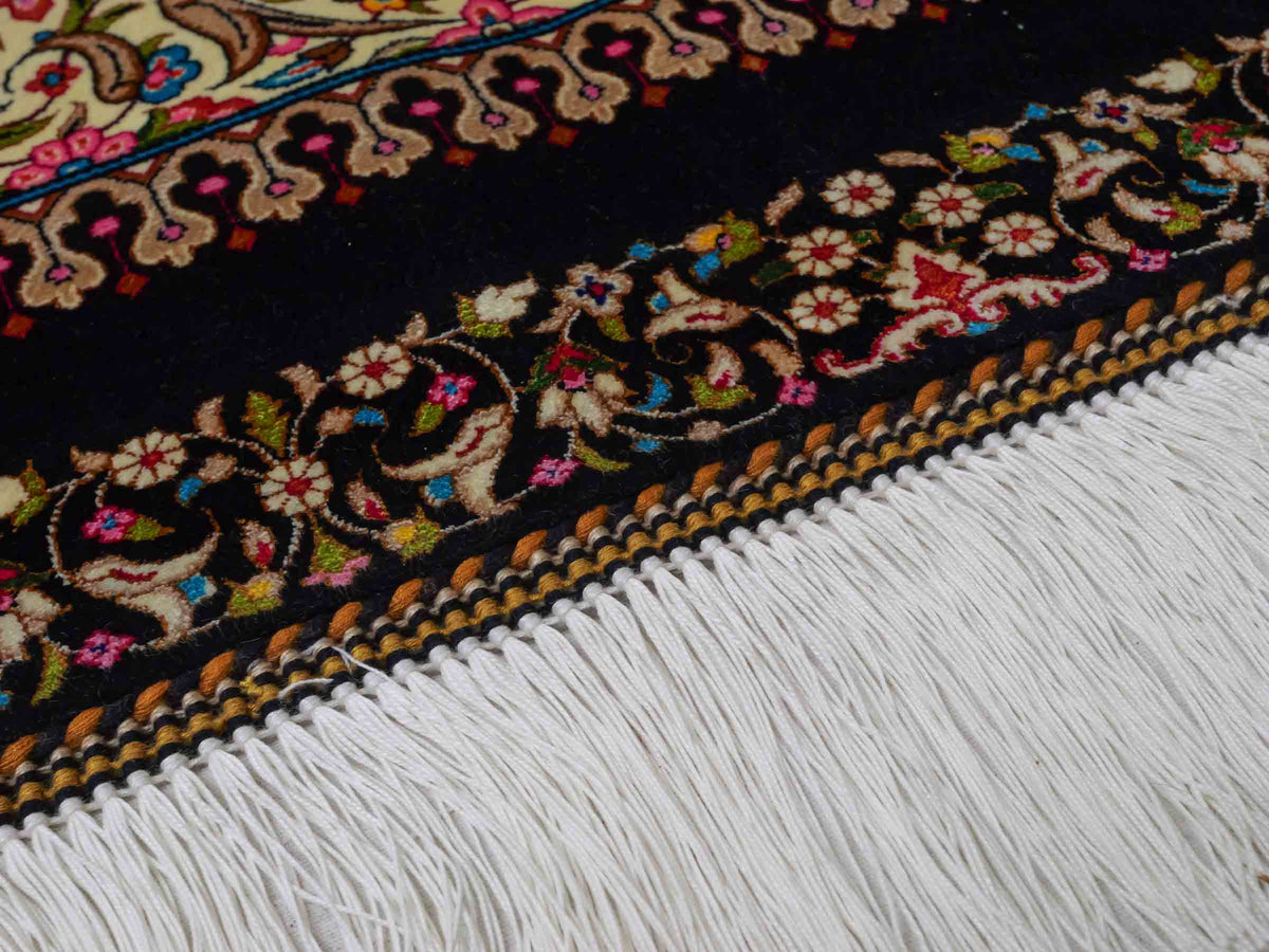 Ghom Maschinenteppich "Homay" 350 x 250 cm, mit Medaillon, aus pflanzlicher Seide (Viskose), Schwarz-Gold. Teppichnummer: V45BK875H. Persian Luxury Collection by Khademi. Made in Iran / Persia – Vertrieb durch JUPITER Intl.