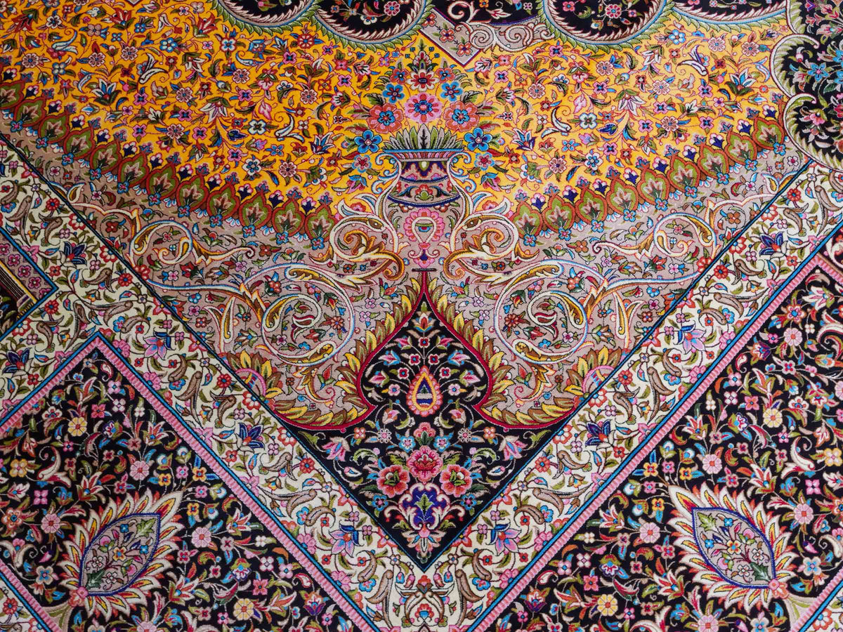 Ghom Maschinenteppich "Homay" 350 x 250 cm, mit Medaillon, aus pflanzlicher Seide (Viskose), Schwarz-Gold. Teppichnummer: V45BK875H. Persian Luxury Collection by Khademi. Made in Iran / Persia – Vertrieb durch JUPITER Intl.