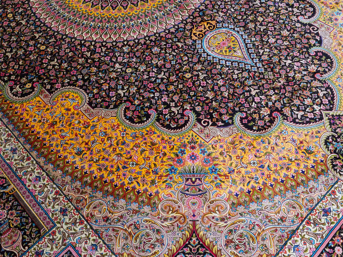 Ghom Maschinenteppich "Homay" 350 x 250 cm, mit Medaillon, aus pflanzlicher Seide (Viskose), Schwarz-Gold. Teppichnummer: V45BK875H. Persian Luxury Collection by Khademi. Made in Iran / Persia – Vertrieb durch JUPITER Intl.