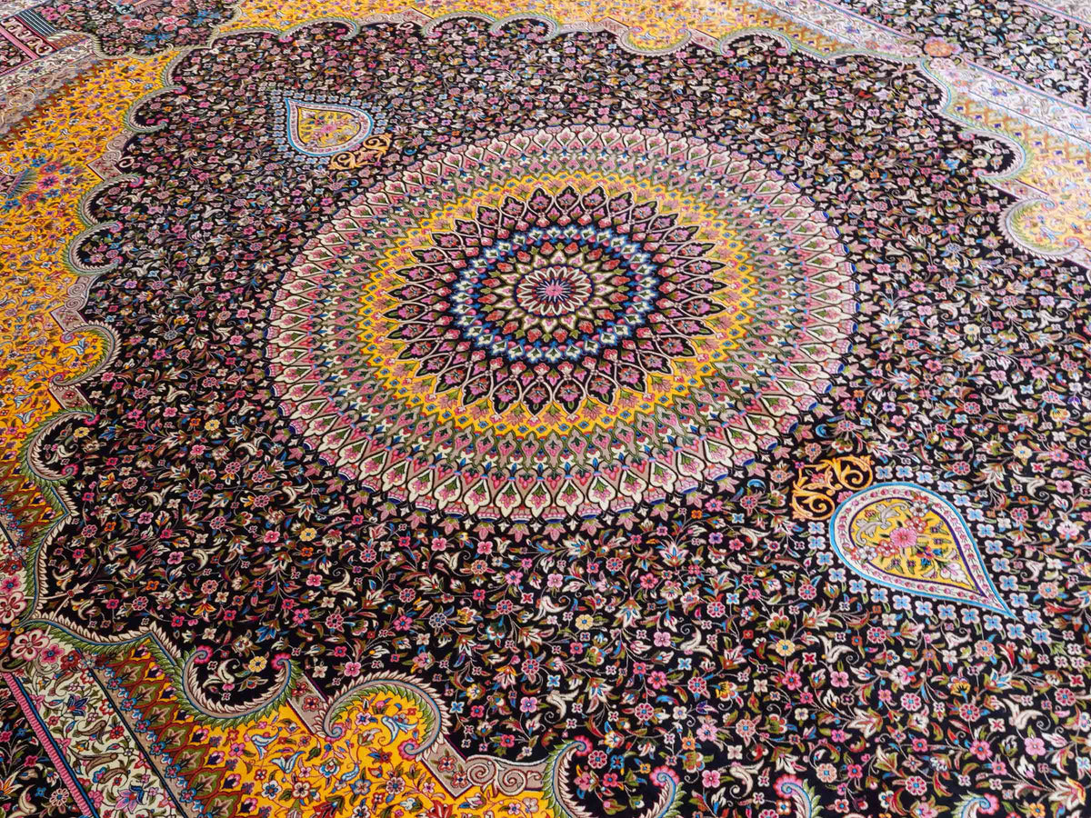 Ghom Maschinenteppich "Homay" 350 x 250 cm, mit Medaillon, aus pflanzlicher Seide (Viskose), Schwarz-Gold. Teppichnummer: V45BK875H. Persian Luxury Collection by Khademi. Made in Iran / Persia – Vertrieb durch JUPITER Intl.
