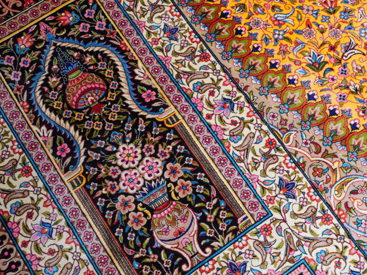 Ghom Maschinenteppich "Homay" 350 x 250 cm, mit Medaillon, aus pflanzlicher Seide (Viskose), Schwarz-Gold. Teppichnummer: V45BK875H. Persian Luxury Collection by Khademi. Made in Iran / Persia – Vertrieb durch JUPITER Intl.