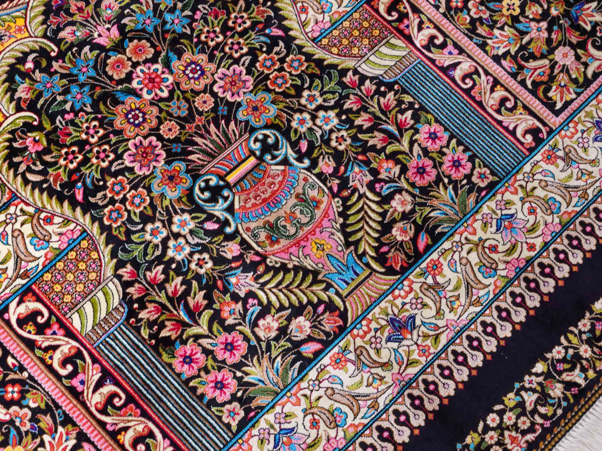 Ghom Maschinenteppich "Homay" 350 x 250 cm, mit Medaillon, aus pflanzlicher Seide (Viskose), Schwarz-Gold. Teppichnummer: V45BK875H. Persian Luxury Collection by Khademi. Made in Iran / Persia – Vertrieb durch JUPITER Intl.