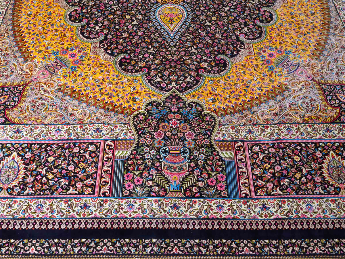 Ghom Maschinenteppich "Homay" 350 x 250 cm, mit Medaillon, aus pflanzlicher Seide (Viskose), Schwarz-Gold. Teppichnummer: V45BK875H. Persian Luxury Collection by Khademi. Made in Iran / Persia – Vertrieb durch JUPITER Intl.