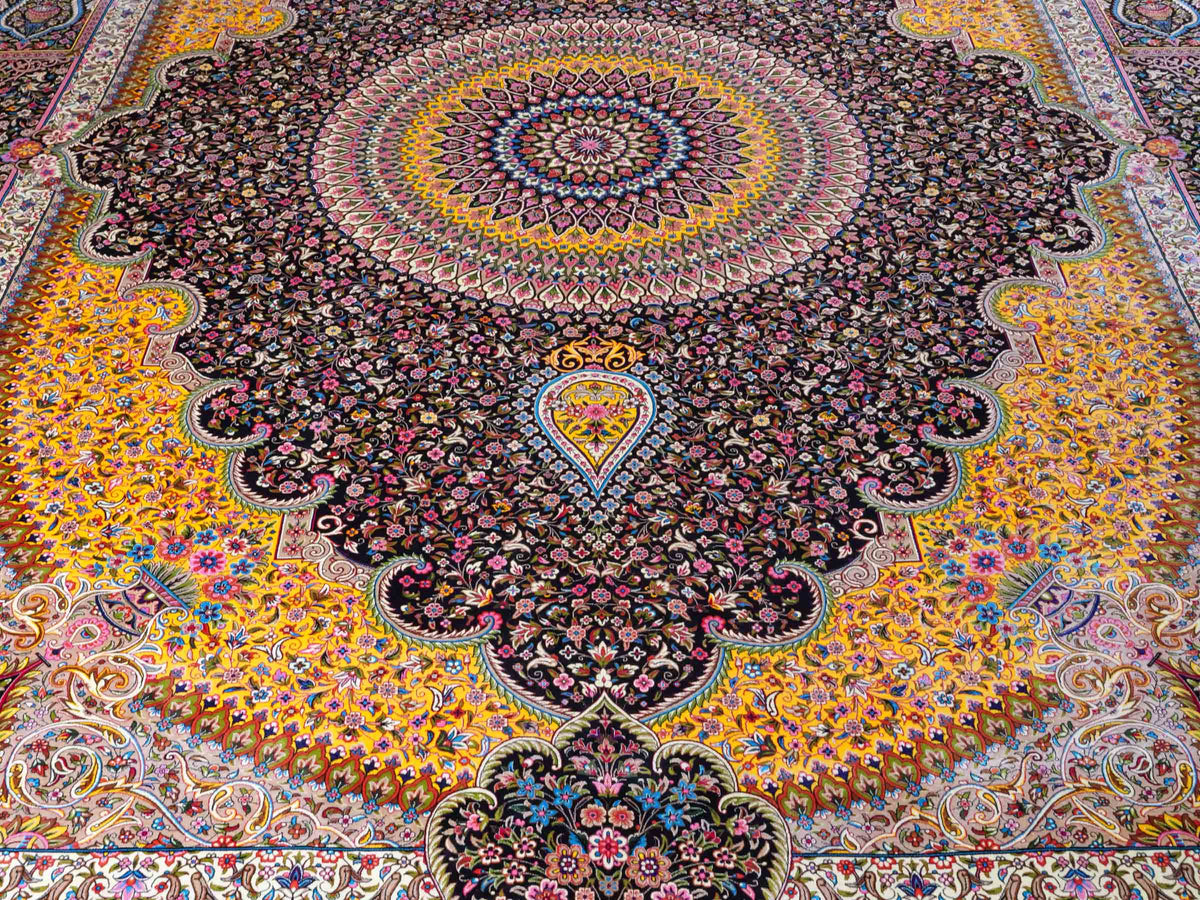 Ghom Maschinenteppich "Homay" 350 x 250 cm, mit Medaillon, aus pflanzlicher Seide (Viskose), Schwarz-Gold. Teppichnummer: V45BK875H. Persian Luxury Collection by Khademi. Made in Iran / Persia – Vertrieb durch JUPITER Intl.