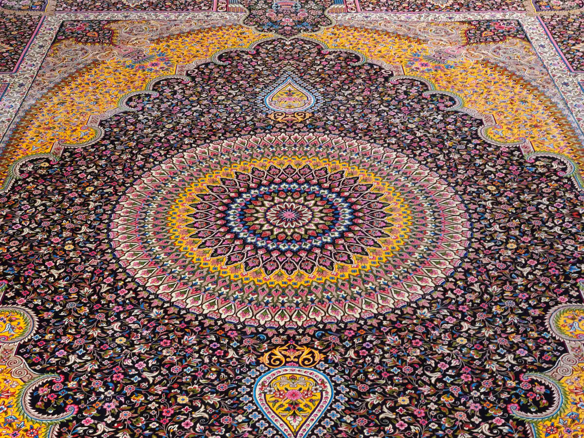 Ghom Maschinenteppich "Homay" 350 x 250 cm, mit Medaillon, aus pflanzlicher Seide (Viskose), Schwarz-Gold. Teppichnummer: V45BK875H. Persian Luxury Collection by Khademi. Made in Iran / Persia – Vertrieb durch JUPITER Intl.