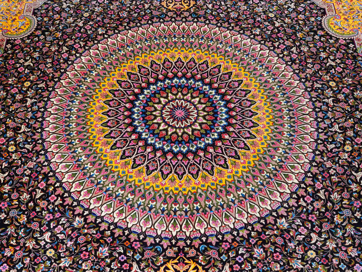 Ghom Maschinenteppich "Homay" 350 x 250 cm, mit Medaillon, aus pflanzlicher Seide (Viskose), Schwarz-Gold. Teppichnummer: V45BK875H. Persian Luxury Collection by Khademi. Made in Iran / Persia – Vertrieb durch JUPITER Intl.