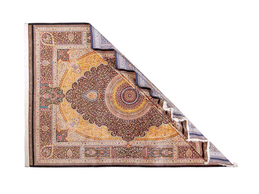 Ghom Maschinenteppich "Homay" 350 x 250 cm, mit Medaillon, aus pflanzlicher Seide (Viskose), Schwarz-Gold. Teppichnummer: V45BK875H. Persian Luxury Collection by Khademi. Made in Iran / Persia – Vertrieb durch JUPITER Intl.