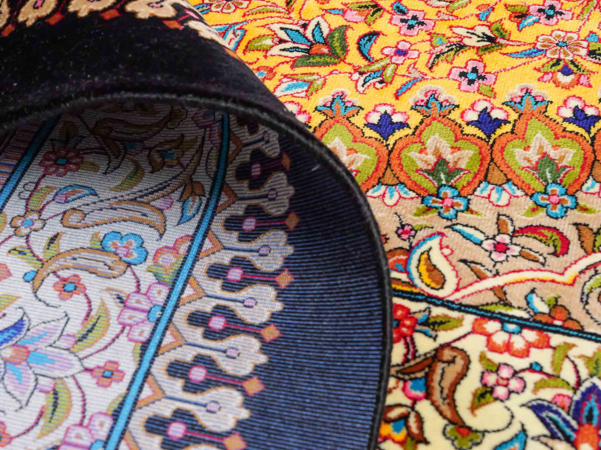 Ghom Maschinenteppich "Homay" 350 x 250 cm, mit Medaillon, aus pflanzlicher Seide (Viskose), Schwarz-Gold. Teppichnummer: V45BK875H. Persian Luxury Collection by Khademi. Made in Iran / Persia – Vertrieb durch JUPITER Intl.