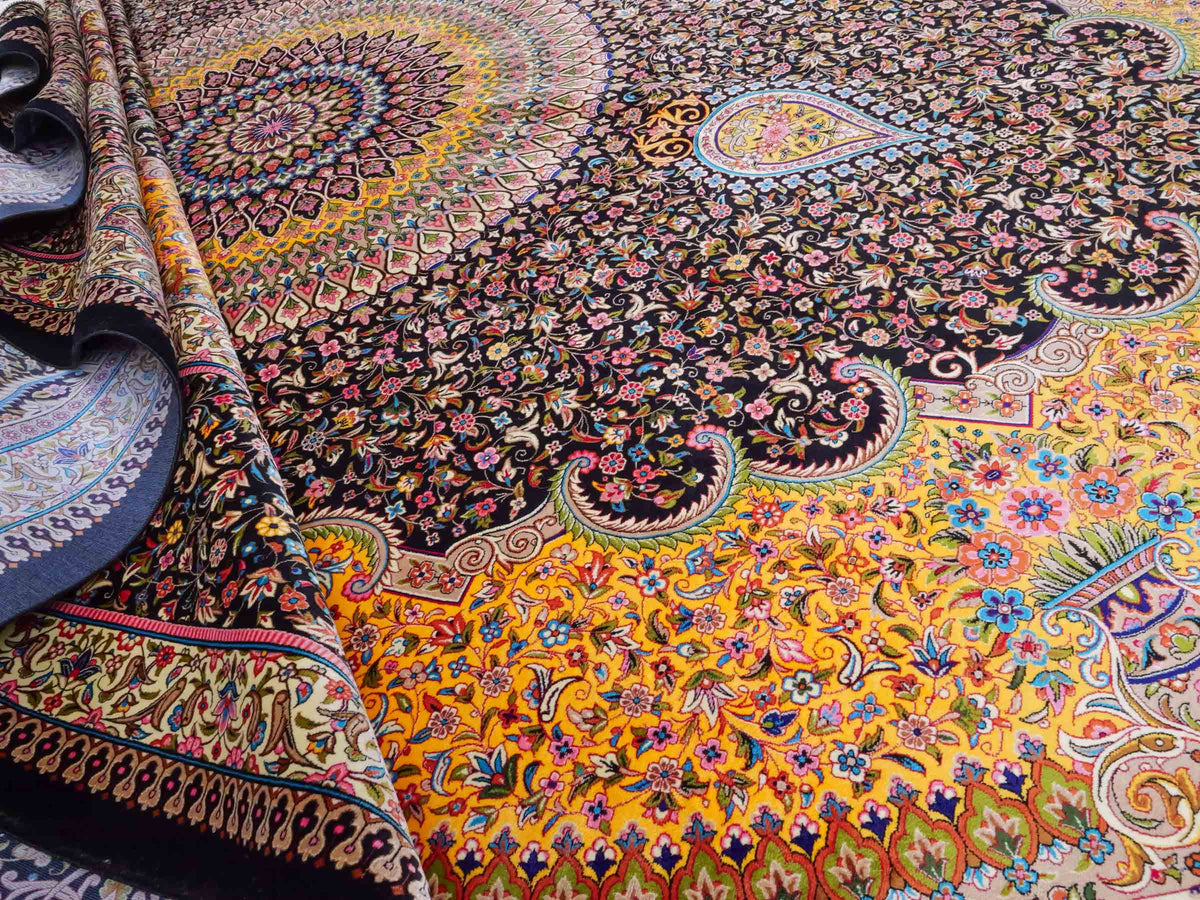 Ghom Maschinenteppich "Homay" 350 x 250 cm, mit Medaillon, aus pflanzlicher Seide (Viskose), Schwarz-Gold. Teppichnummer: V45BK875H. Persian Luxury Collection by Khademi. Made in Iran / Persia – Vertrieb durch JUPITER Intl.