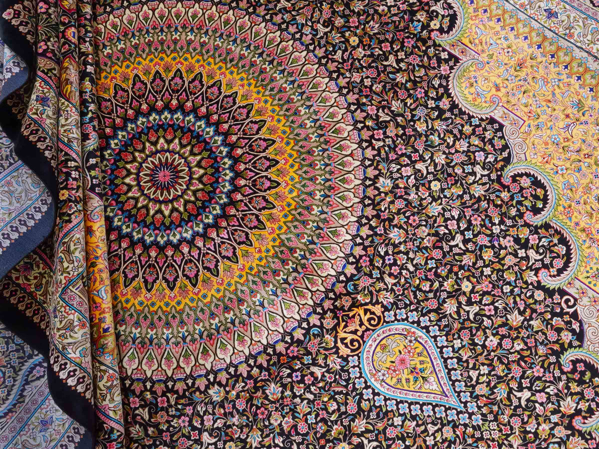 Ghom Maschinenteppich "Homay" 350 x 250 cm, mit Medaillon, aus pflanzlicher Seide (Viskose), Schwarz-Gold. Teppichnummer: V45BK875H. Persian Luxury Collection by Khademi. Made in Iran / Persia – Vertrieb durch JUPITER Intl.
