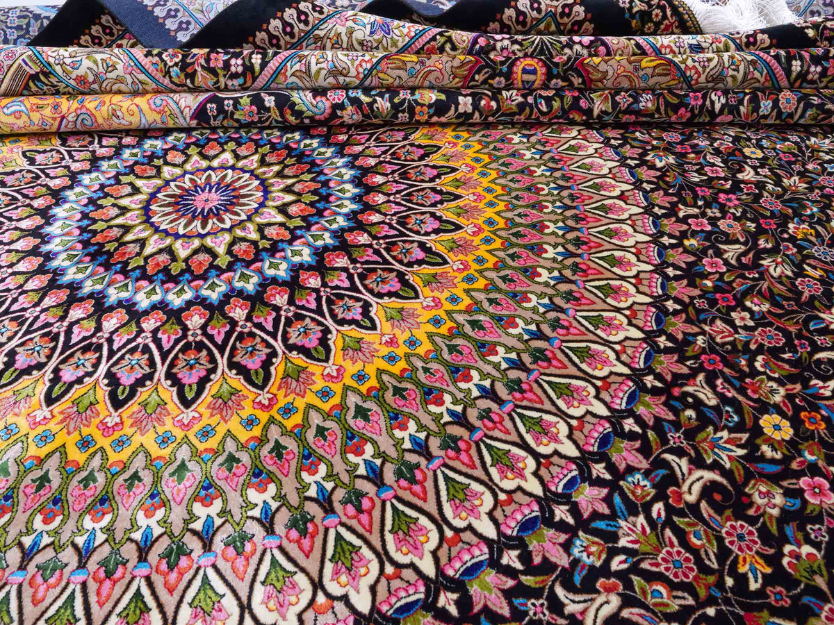 Ghom Maschinenteppich "Homay" 350 x 250 cm, mit Medaillon, aus pflanzlicher Seide (Viskose), Schwarz-Gold. Teppichnummer: V45BK875H. Persian Luxury Collection by Khademi. Made in Iran / Persia – Vertrieb durch JUPITER Intl.