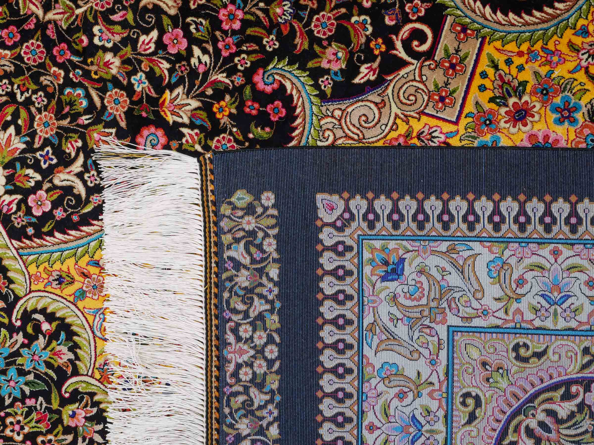 Ghom Maschinenteppich "Homay" 350 x 250 cm, mit Medaillon, aus pflanzlicher Seide (Viskose), Schwarz-Gold. Teppichnummer: V45BK875H. Persian Luxury Collection by Khademi. Made in Iran / Persia – Vertrieb durch JUPITER Intl.