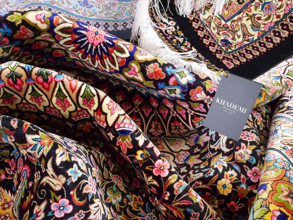 Ghom Maschinenteppich "Homay" 350 x 250 cm, mit Medaillon, aus pflanzlicher Seide (Viskose), Schwarz-Gold. Teppichnummer: V45BK875H. Persian Luxury Collection by Khademi. Made in Iran / Persia – Vertrieb durch JUPITER Intl.