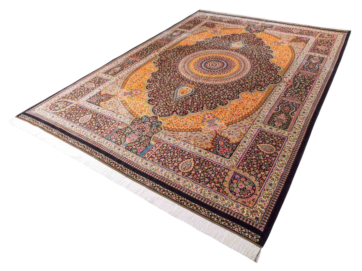 Ghom Maschinenteppich "Homay" 350 x 250 cm, mit Medaillon, aus pflanzlicher Seide (Viskose), Schwarz-Gold. Teppichnummer: V45BK875H. Persian Luxury Collection by Khademi. Made in Iran / Persia – Vertrieb durch JUPITER Intl.