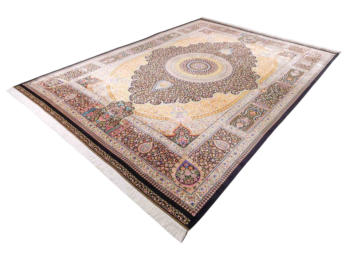 Ghom Maschinenteppich "Homay" 350 x 250 cm, mit Medaillon, aus pflanzlicher Seide (Viskose), Schwarz-Gold. Teppichnummer: V45BK875H. Persian Luxury Collection by Khademi. Made in Iran / Persia – Vertrieb durch JUPITER Intl.