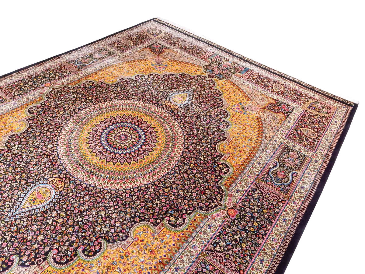 Ghom Maschinenteppich "Homay" 350 x 250 cm, mit Medaillon, aus pflanzlicher Seide (Viskose), Schwarz-Gold. Teppichnummer: V45BK875H. Persian Luxury Collection by Khademi. Made in Iran / Persia – Vertrieb durch JUPITER Intl.