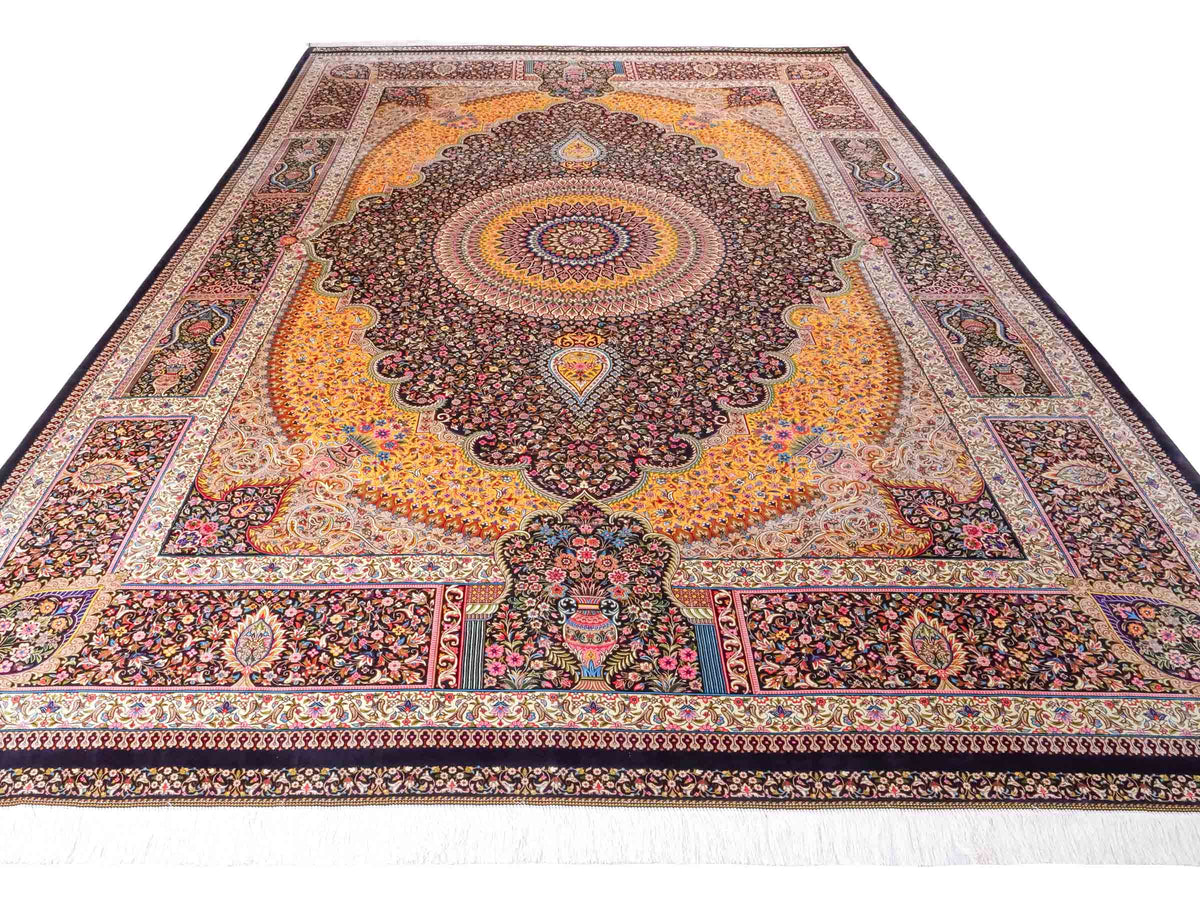 Ghom Maschinenteppich "Homay" 350 x 250 cm, mit Medaillon, aus pflanzlicher Seide (Viskose), Schwarz-Gold. Teppichnummer: V45BK875H. Persian Luxury Collection by Khademi. Made in Iran / Persia – Vertrieb durch JUPITER Intl.
