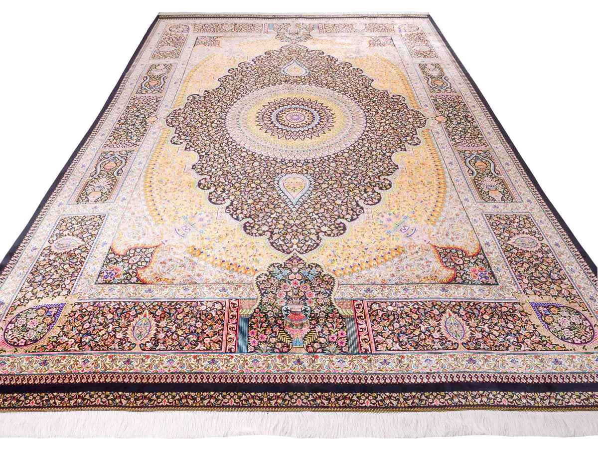 Ghom Maschinenteppich "Homay" 350 x 250 cm, mit Medaillon, aus pflanzlicher Seide (Viskose), Schwarz-Gold. Teppichnummer: V45BK875H. Persian Luxury Collection by Khademi. Made in Iran / Persia – Vertrieb durch JUPITER Intl.