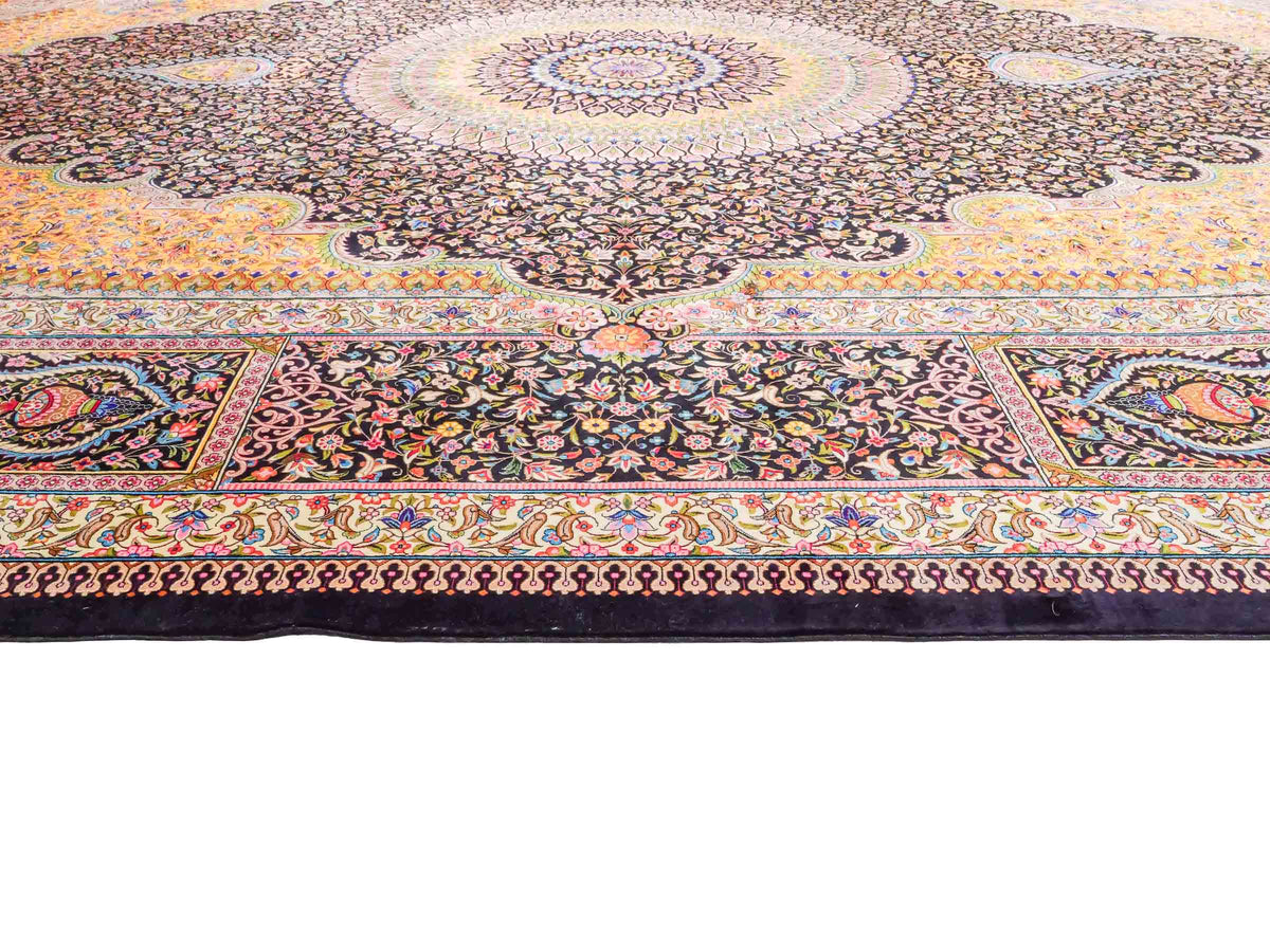 Ghom Maschinenteppich "Homay" 350 x 250 cm, mit Medaillon, aus pflanzlicher Seide (Viskose), Schwarz-Gold. Teppichnummer: V45BK875H. Persian Luxury Collection by Khademi. Made in Iran / Persia – Vertrieb durch JUPITER Intl.