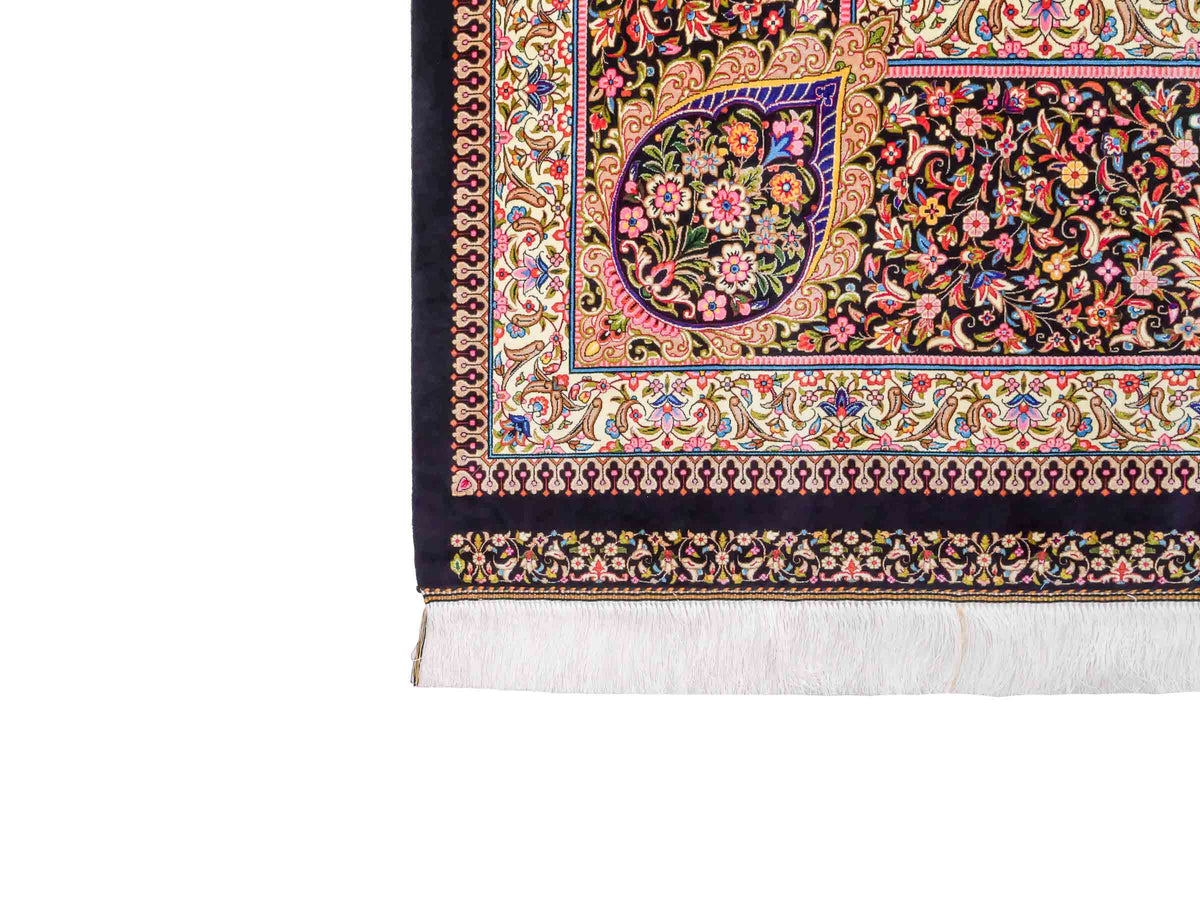 Ghom Maschinenteppich "Homay" 350 x 250 cm, mit Medaillon, aus pflanzlicher Seide (Viskose), Schwarz-Gold. Teppichnummer: V45BK875H. Persian Luxury Collection by Khademi. Made in Iran / Persia – Vertrieb durch JUPITER Intl.