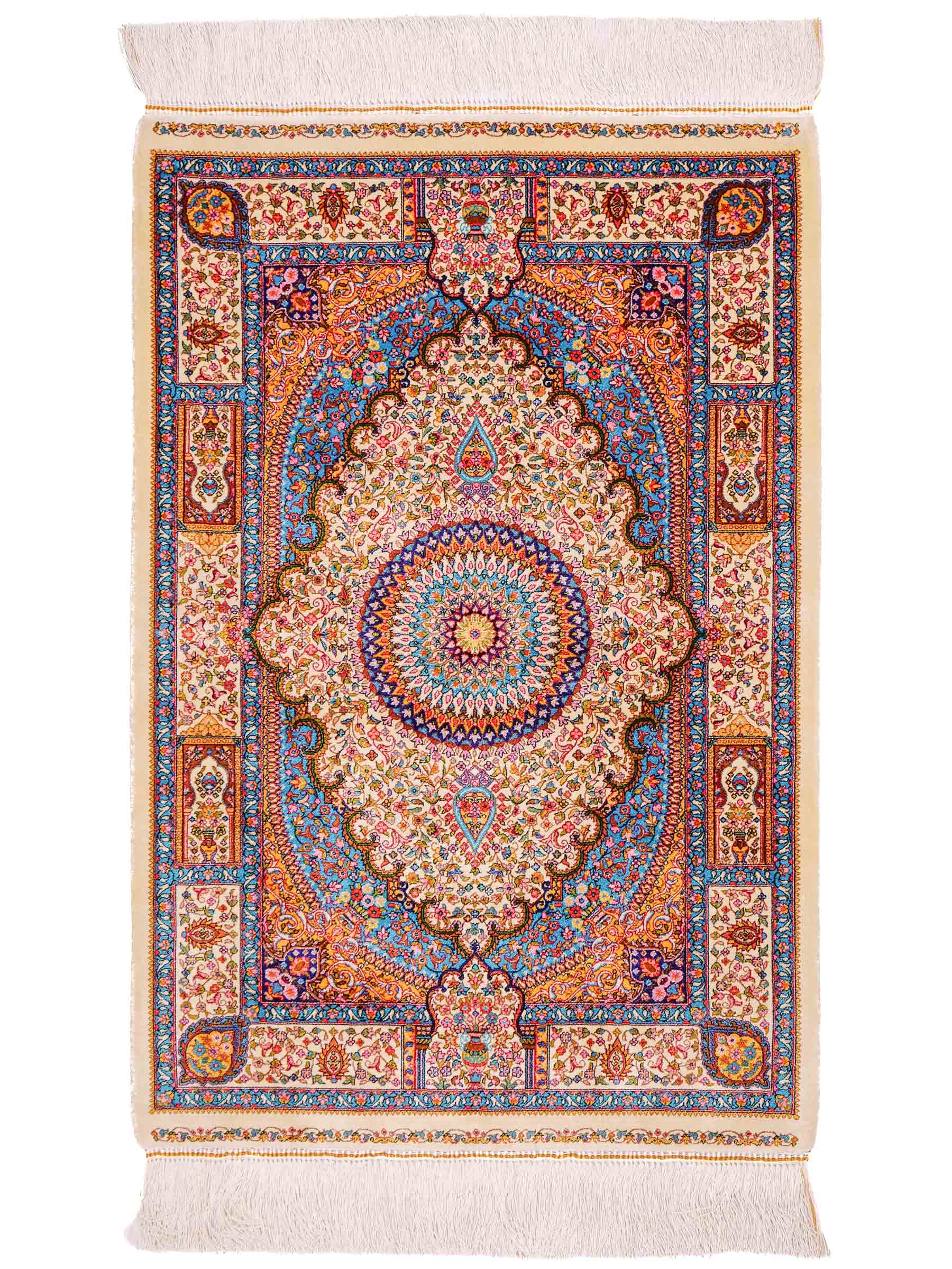 Ghom Maschinenteppich "Homay" 90 x 60 cm aus pflanzlicher Seide (Viskose) mit Medaillon, Cremeweiß, Hellblau. Teppichnummer: V45CT054H. Persian Luxury Collection by Khademi. Made in Iran / Persia – Vertrieb durch JUPITER Intl.