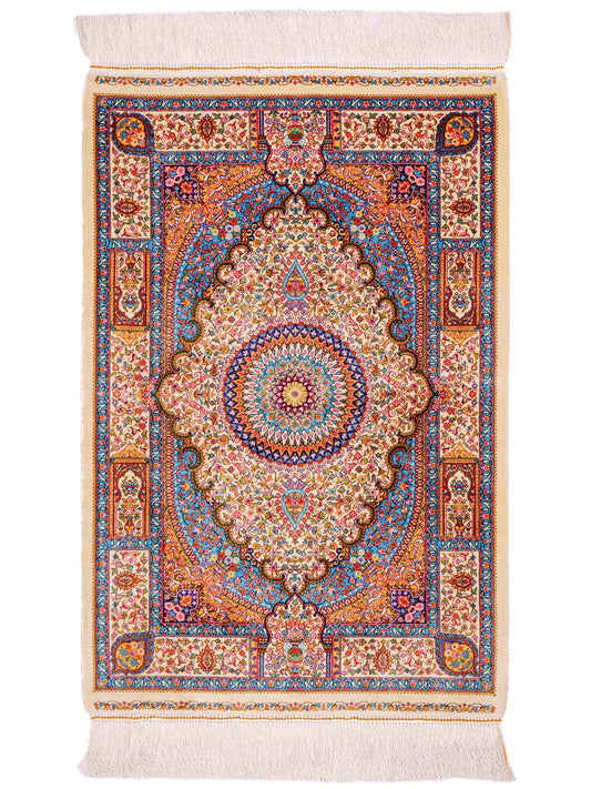 Ghom Maschinenteppich "Homay" 90 x 60 cm aus pflanzlicher Seide (Viskose) mit Medaillon, Cremeweiß, Hellblau. Teppichnummer: V45CT054H. Persian Luxury Collection by Khademi. Made in Iran / Persia – Vertrieb durch JUPITER Intl.