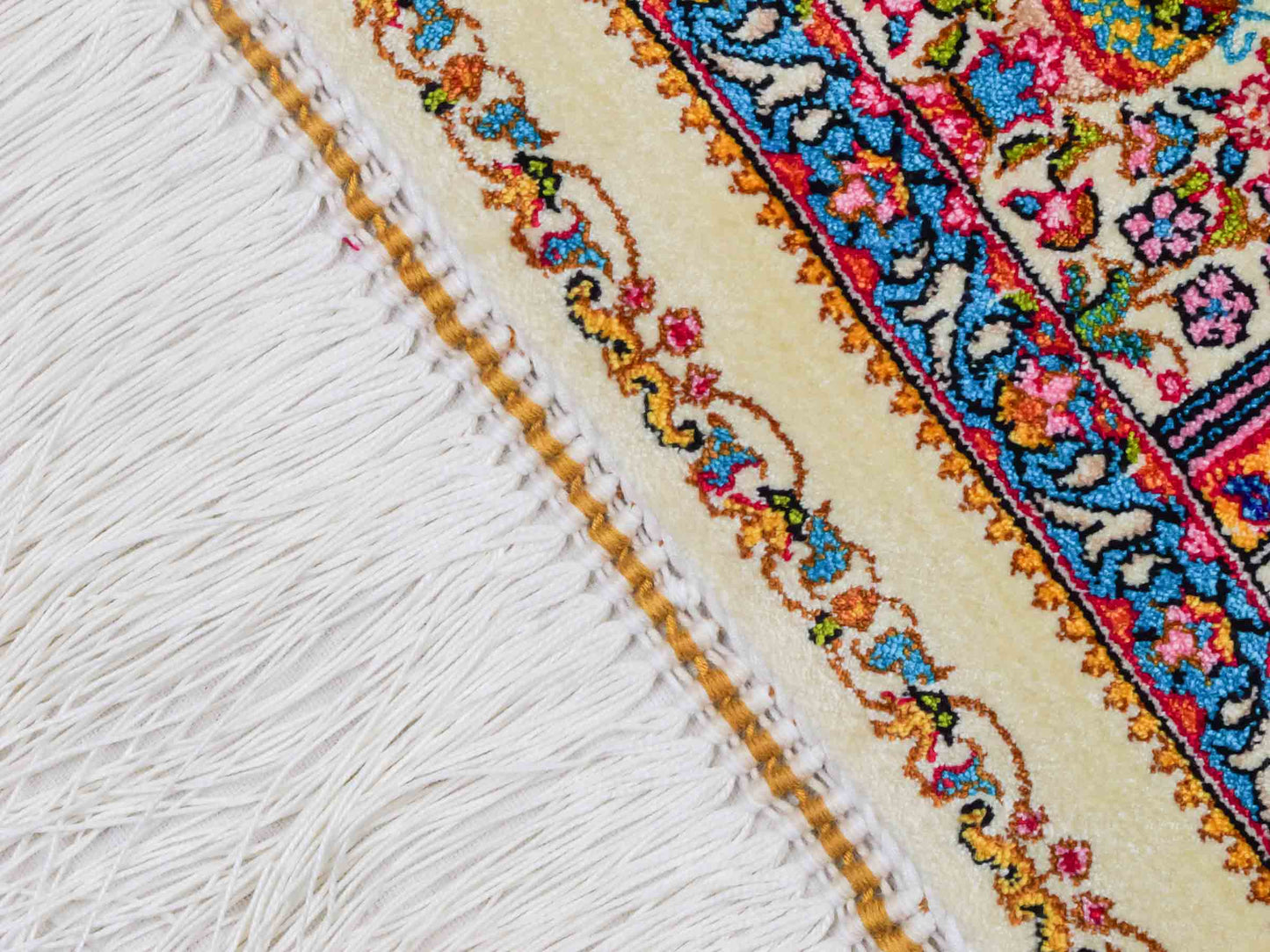 Ghom Maschinenteppich "Homay" 90 x 60 cm aus pflanzlicher Seide (Viskose) mit Medaillon, Cremeweiß, Hellblau. Teppichnummer: V45CT054H. Persian Luxury Collection by Khademi. Made in Iran / Persia – Vertrieb durch JUPITER Intl.
