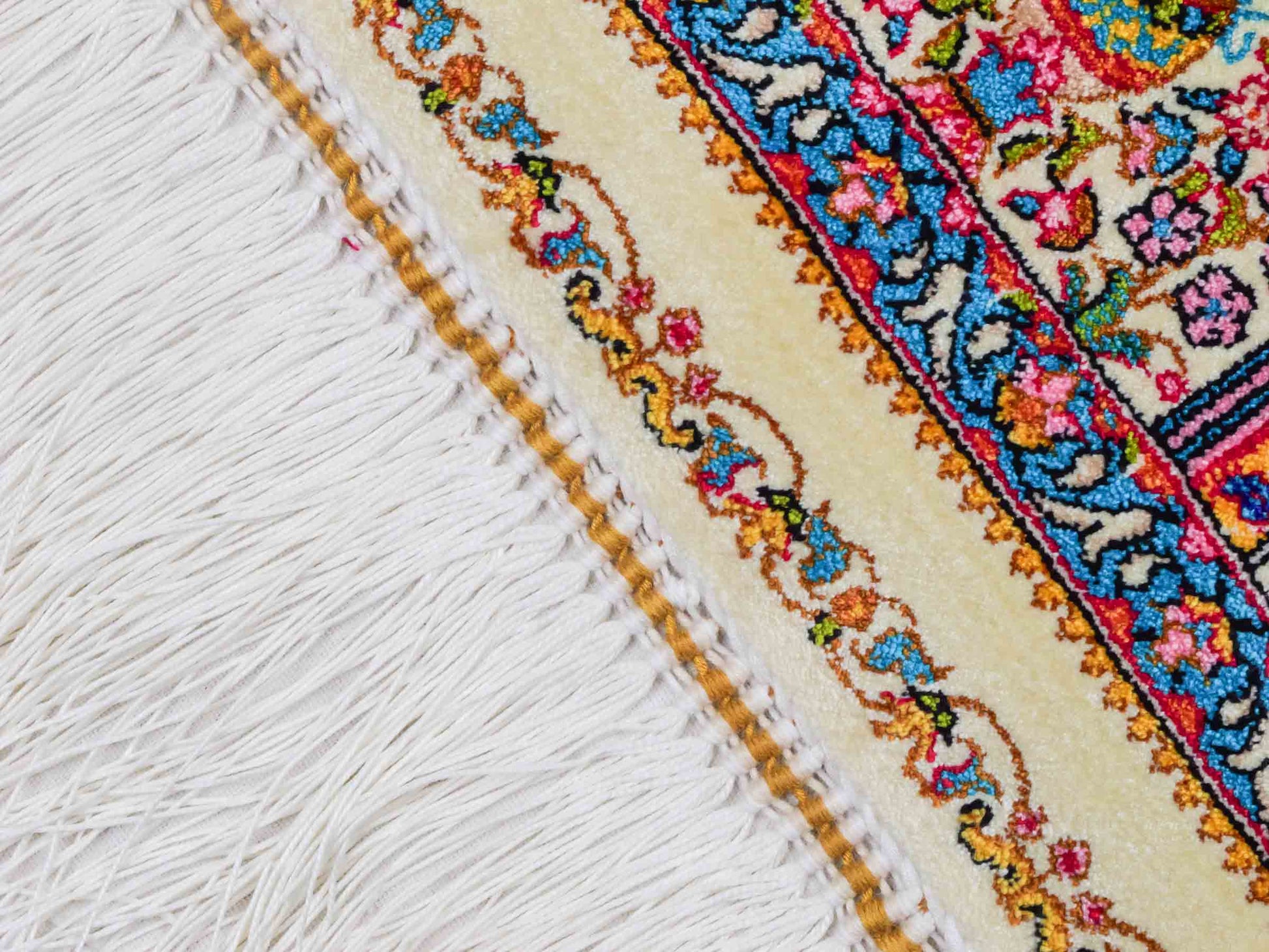 Ghom Maschinenteppich "Homay" 90 x 60 cm aus pflanzlicher Seide (Viskose) mit Medaillon, Cremeweiß, Hellblau. Teppichnummer: V45CT054H. Persian Luxury Collection by Khademi. Made in Iran / Persia – Vertrieb durch JUPITER Intl.